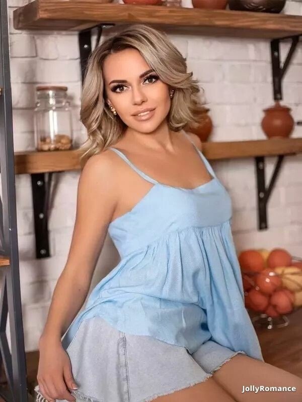 Alena Profile image 3