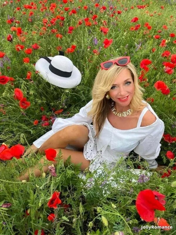 Juliana, 52