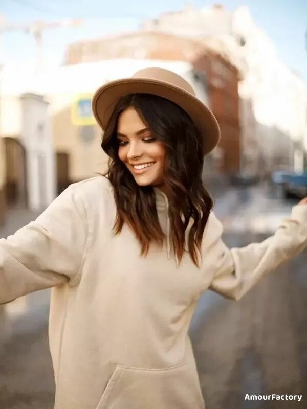 Alexandra, 24