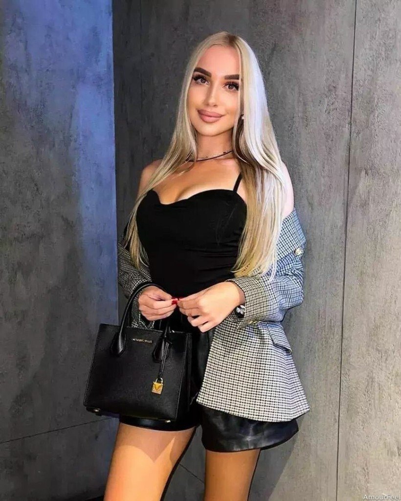Rosaleen, 25