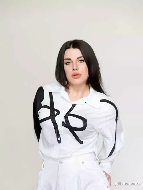 Ella, 26